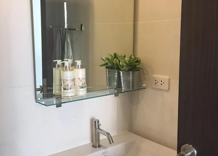 Modern 1br Near Bts On Nut With Pool, Gym & Habito Mall *