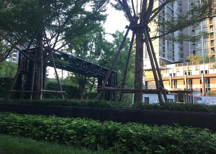 Modern 1br Near Bts On Nut With Pool, Gym & Habito Mall 公寓